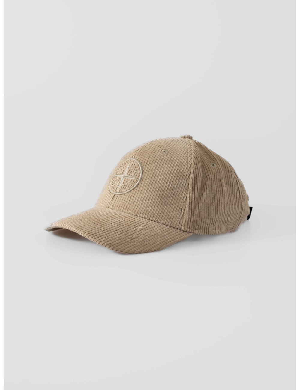 gorra confeccionada en pana de algodón orgánico de la marca STONE ISLAND