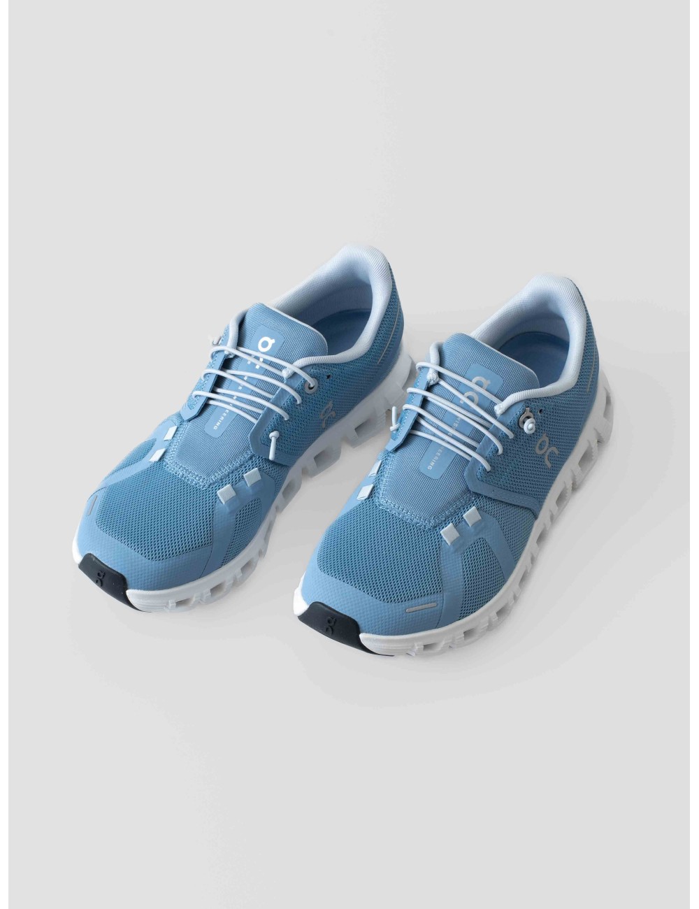Zapatillas CLOUD 6 de On Running en tono chambray y blanco - MARFRANC Zapatillas CLOUD 6 de On Running en tono chambray y blanco - MARFRANC