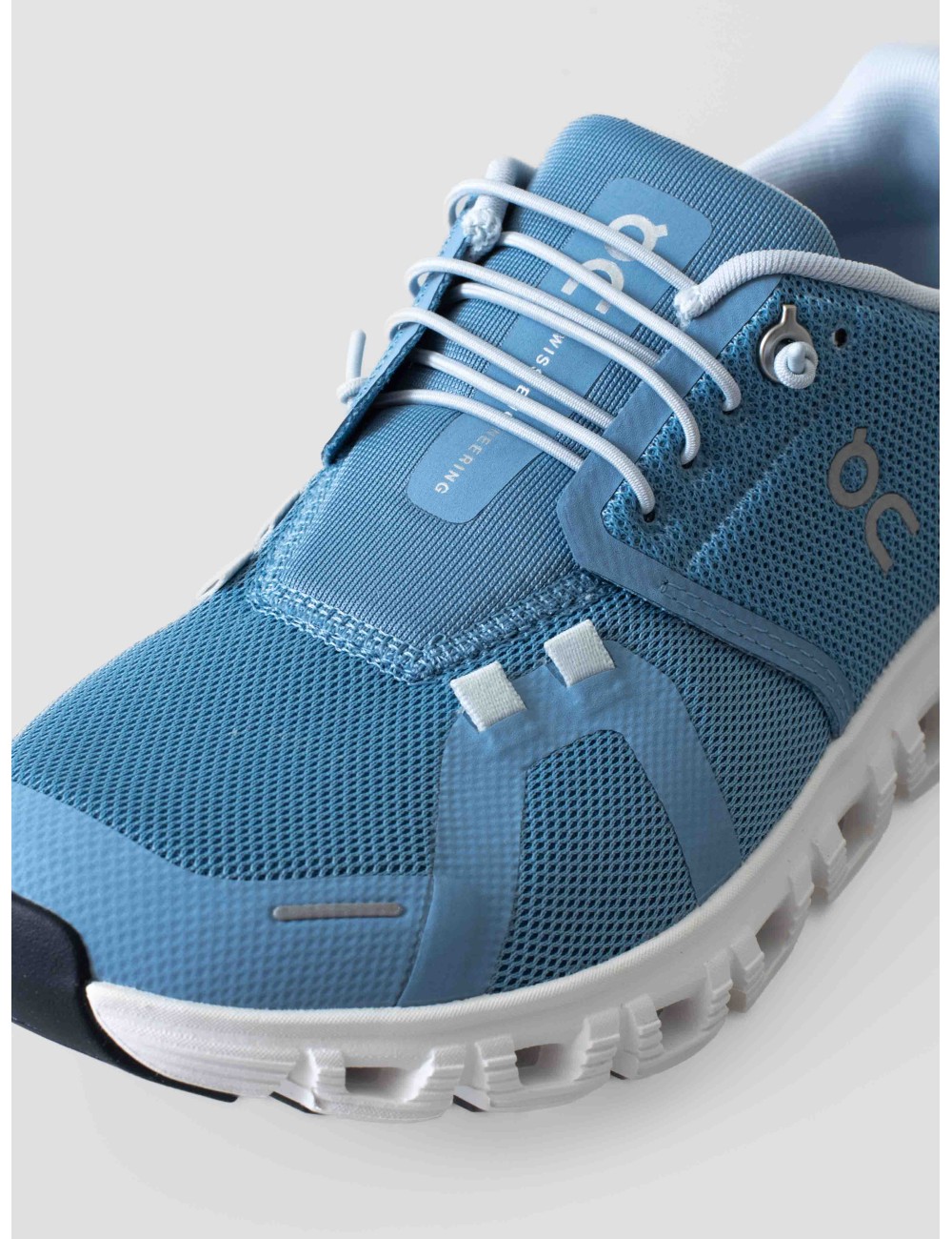 Zapatillas CLOUD 6 de On Running en tono chambray y blanco - MARFRANC Zapatillas CLOUD 6 de On Running en tono chambray y blanco - MARFRANC