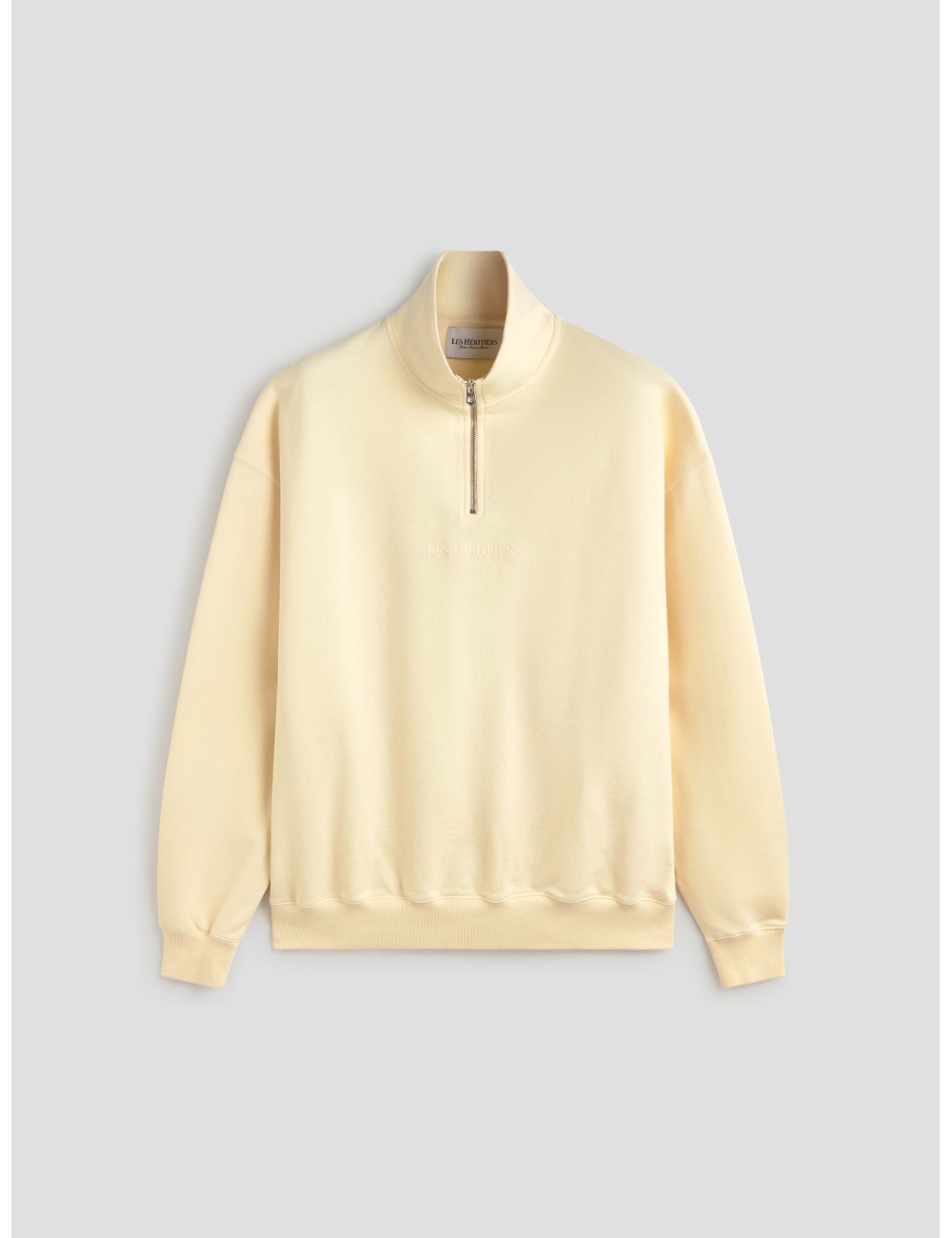 La sudadera LOGO QUARTER ZIP en nuestro icónico color White Vintage de Les Héritiers - MARFRANC La sudadera LOGO QUARTER ZIP en nuestro icónico color White Vintage de Les Héritiers - MARFRANC