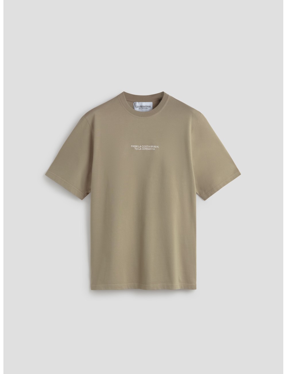 ROOTS TEE en color moka, con bordado frontal en blanco vintage y estampado trasero en gran formato de Les Héritiers - MARFRANC ROOTS TEE en color moka, con bordado frontal en blanco vintage y estampado trasero en gran formato de Les Héritiers - MARFRANC