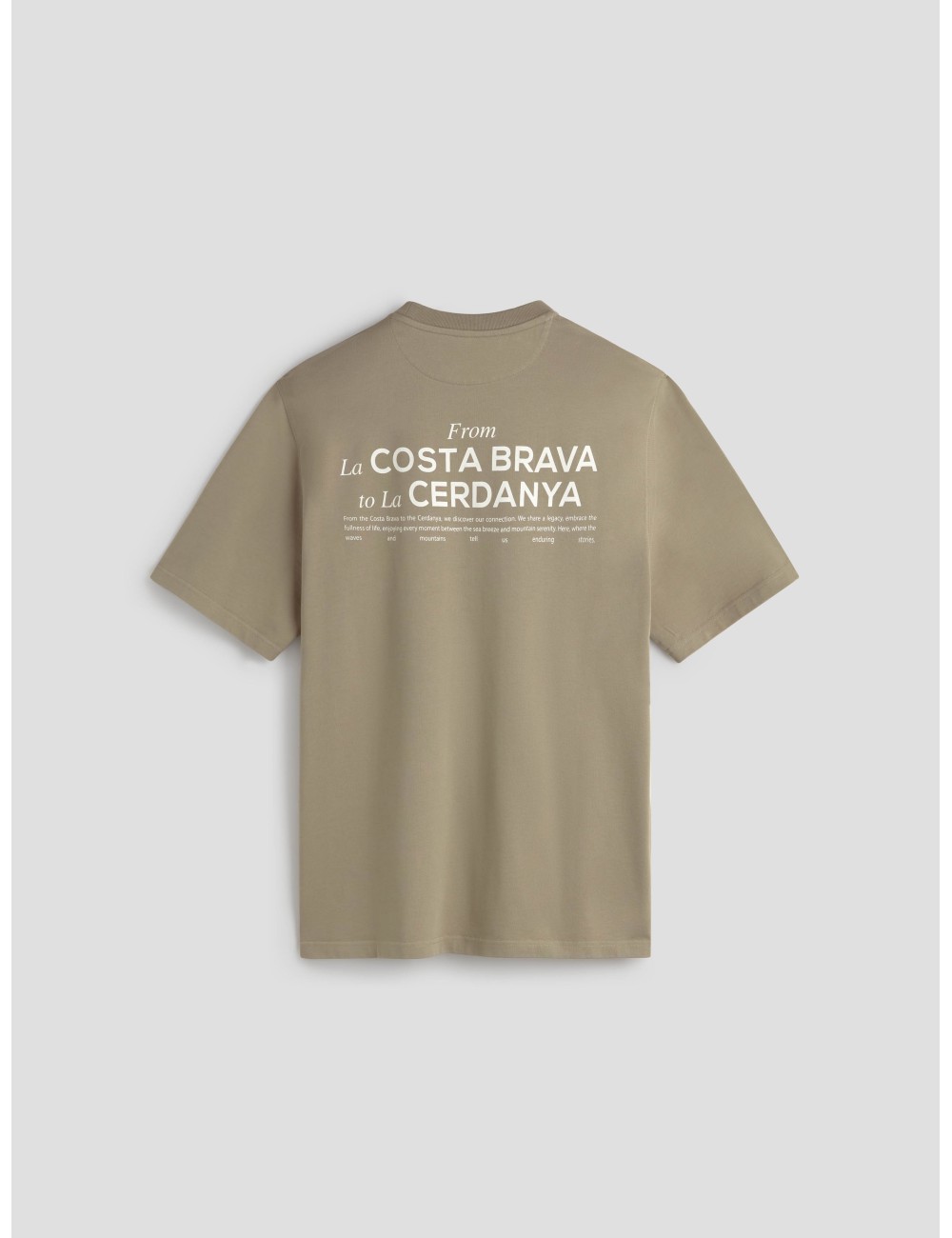 ROOTS TEE en color moka, con bordado frontal en blanco vintage y estampado trasero en gran formato de Les Héritiers - MARFRANC ROOTS TEE en color moka, con bordado frontal en blanco vintage y estampado trasero en gran formato de Les Héritiers - MARFRANC