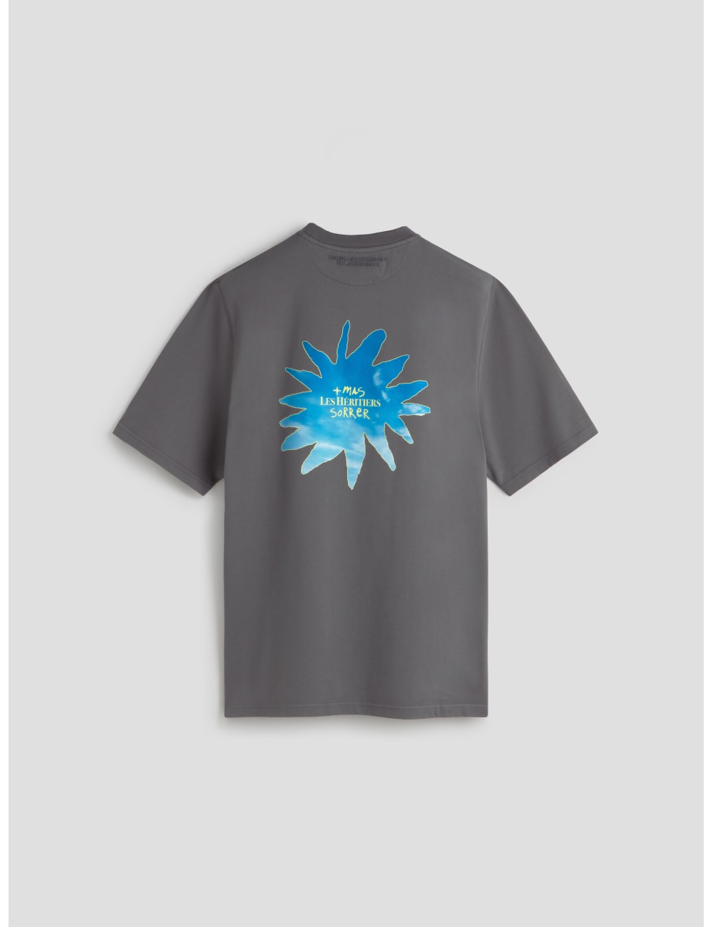La SUNSET TEE parte de la colaboración Les Héritiers x MS, refleja el lado nocturno de MAS SORRER La SUNSET TEE parte de la colaboración Les Héritiers x MS, refleja el lado nocturno de MAS SORRER