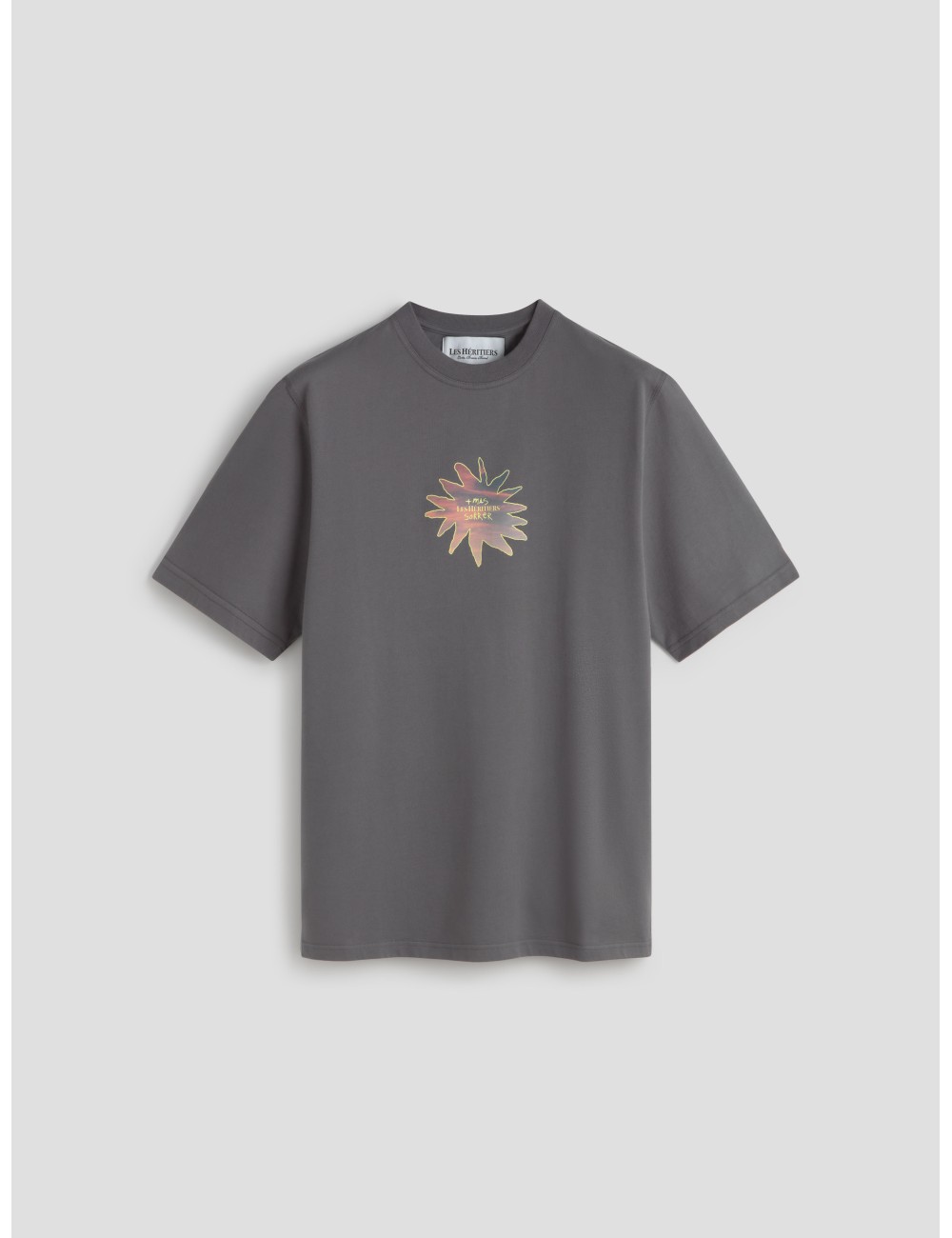 La SUNSET TEE parte de la colaboración Les Héritiers x MS, refleja el lado nocturno de MAS SORRER La SUNSET TEE parte de la colaboración Les Héritiers x MS, refleja el lado nocturno de MAS SORRER