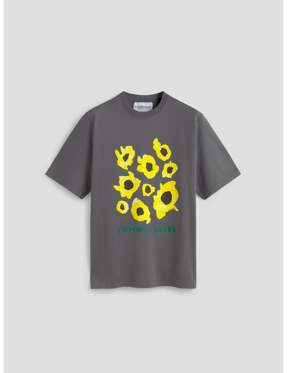 La GIRASOLS TEE con un print frontal en acuarela de girasoles y el claim EMPORDÀ RULES - Les Héritiers