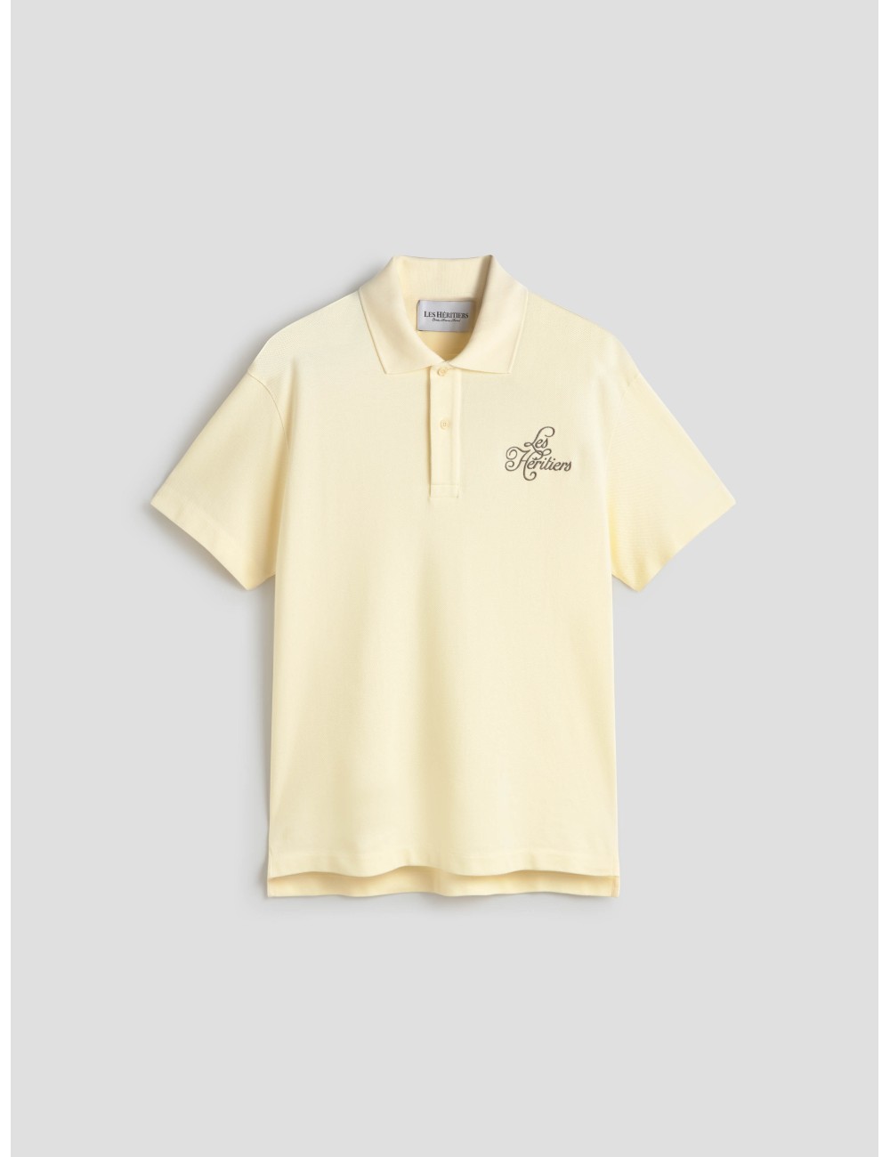 El SIGNATURE POLO de LES HÉRITIERS. En color white vintage y corte oversize El SIGNATURE POLO de LES HÉRITIERS. En color white vintage y corte oversize