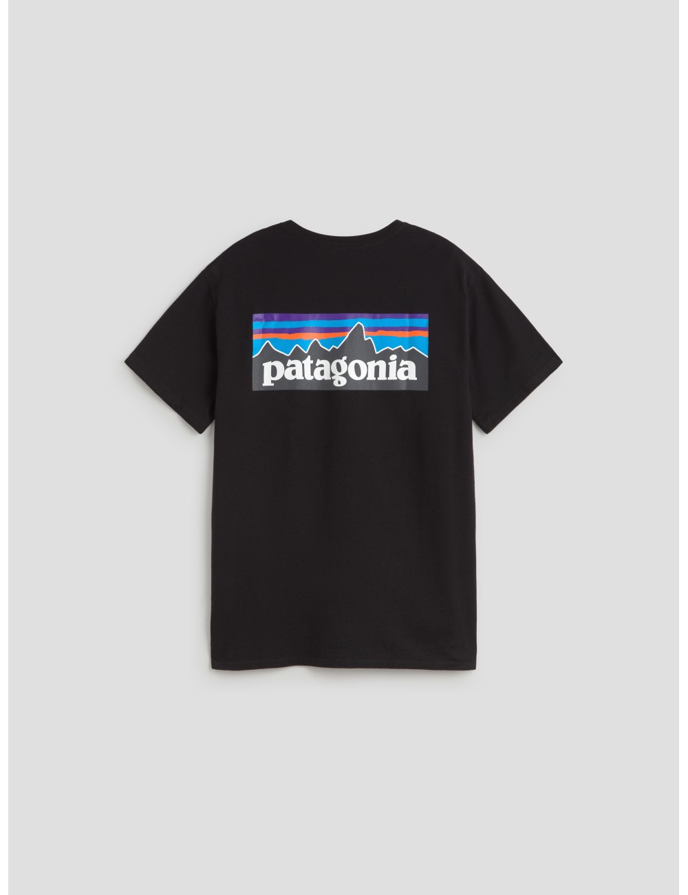 Camiseta negra Patagonia P-6 Logo hombre sostenible - MARFRANC