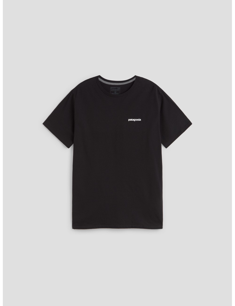 Camiseta negra Patagonia P-6 Logo hombre sostenible - MARFRANC
