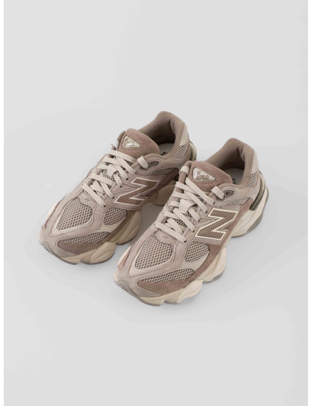 Zapatillas New Balance U9060ERC marrón mujer con logotipo N moldeado y detalles esculpidos en la entresuela - MARFRANC