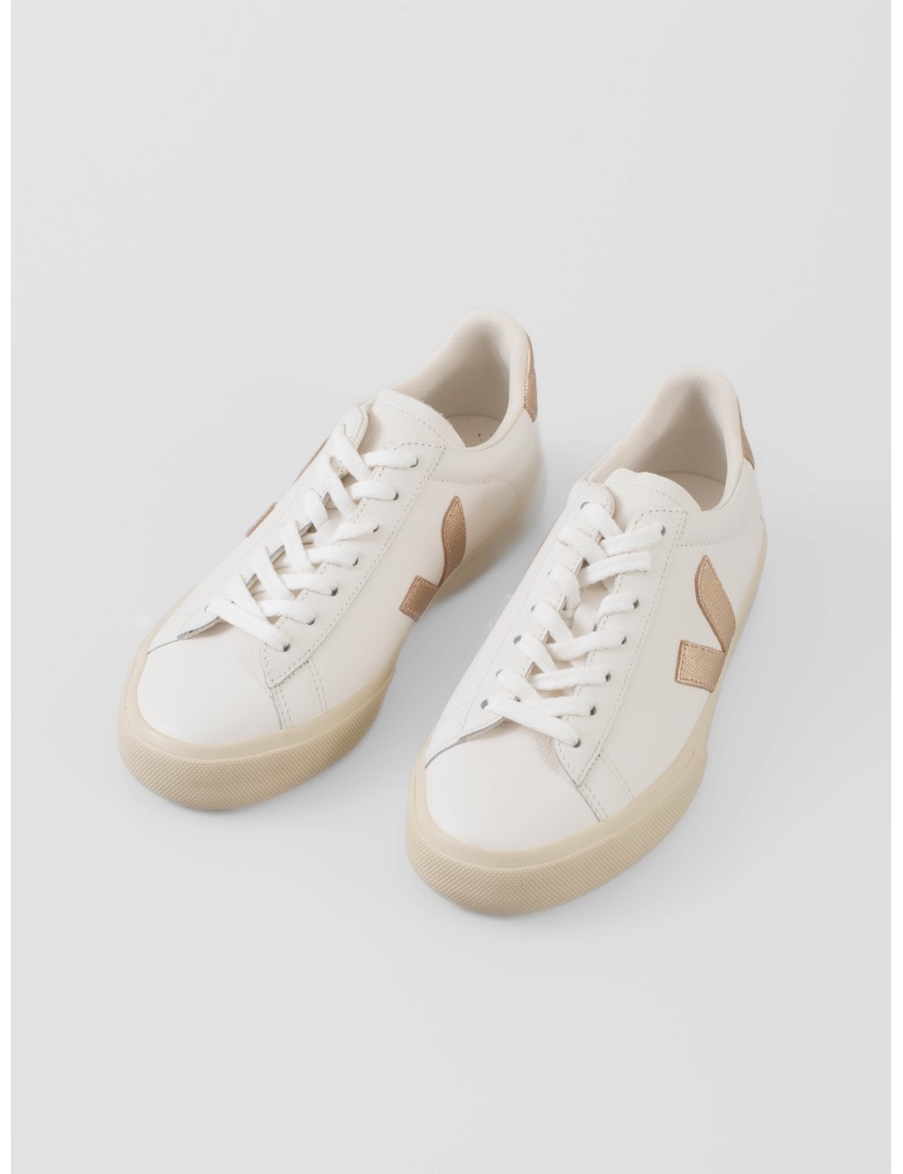 zapatillas mujer Veja Campo nobuk blanco/dorado con logo V y detalles en piel - MARFRANC