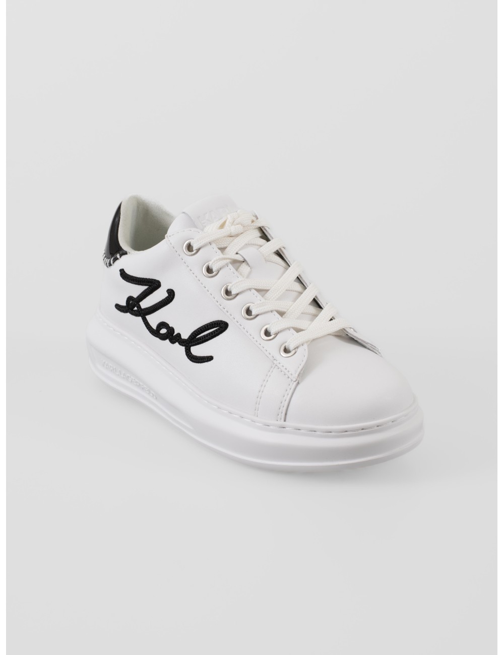 Zapatillas Kapri de Karl Lagerfeld para mujer, en elegante color blanco con logo lateral en contraste oscuro - MARFRANC Zapatillas Kapri de Karl Lagerfeld para mujer, en elegante color blanco con logo lateral en contraste oscuro - MARFRANC