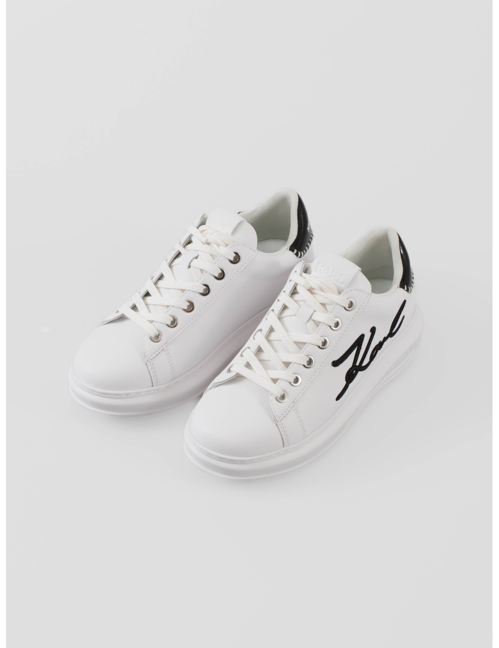 Zapatillas Kapri de Karl Lagerfeld para mujer, en elegante color blanco con logo lateral en contraste oscuro - MARFRANC Zapatillas Kapri de Karl Lagerfeld para mujer, en elegante color blanco con logo lateral en contraste oscuro - MARFRANC