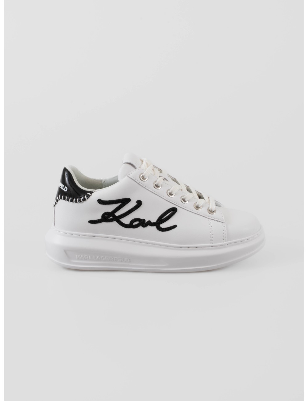 Zapatillas Kapri de Karl Lagerfeld para mujer, en elegante color blanco con logo lateral en contraste oscuro - MARFRANC Zapatillas Kapri de Karl Lagerfeld para mujer, en elegante color blanco con logo lateral en contraste oscuro - MARFRANC