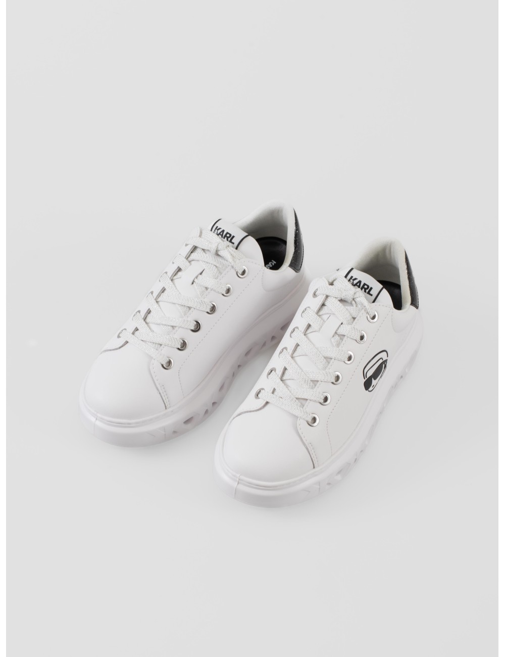 Zapatillas Kapri Kite de Karl Lagerfeld para mujer en acabado minimalista blanco con detalles sutiles plateados - MARFRANC