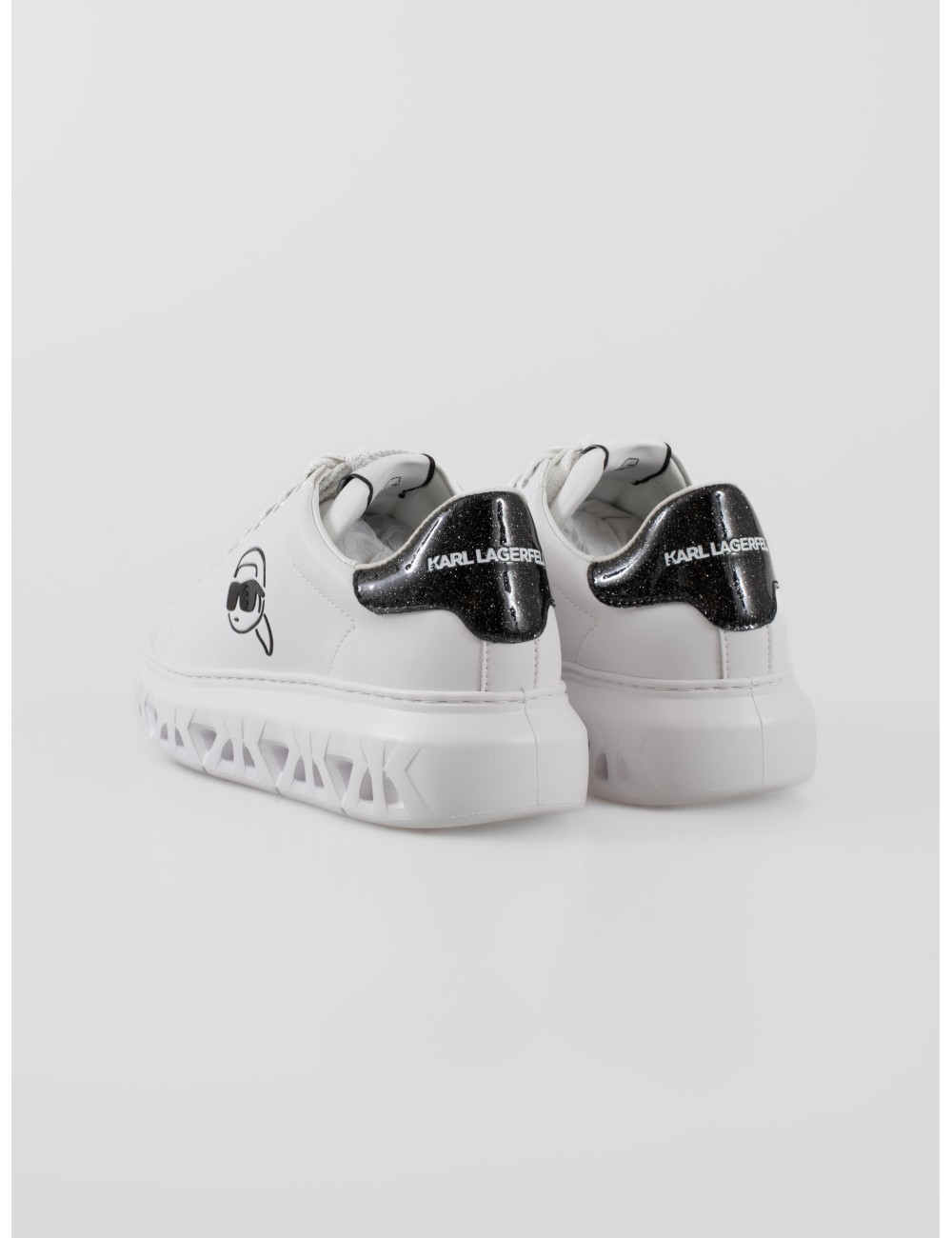 Zapatillas Kapri Kite de Karl Lagerfeld para mujer en acabado minimalista blanco con detalles sutiles plateados - MARFRANC