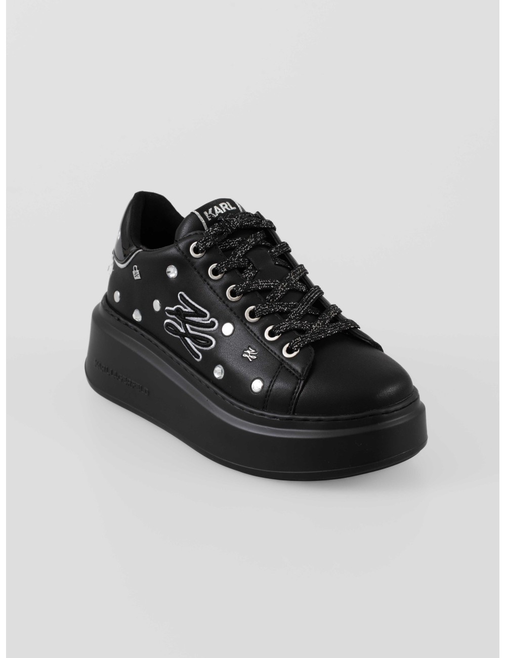 Estas zapatillas de plataforma combinan la elegancia atemporal de Karl Lagerfeld con un toque moderno y atrevido - MARFRANC Estas zapatillas de plataforma combinan la elegancia atemporal de Karl Lagerfeld con un toque moderno y atrevido - MARFRANC