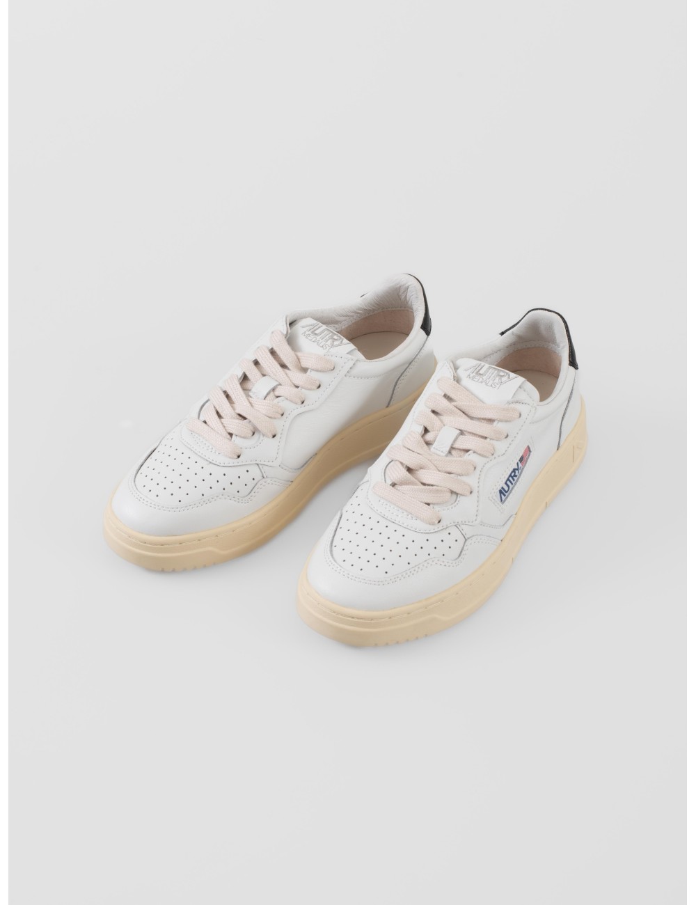 Las zapatillas Low Medalist de Autry fusionan el legado del tenis de los años 80 con un diseño contemporáneo - MARFRANC