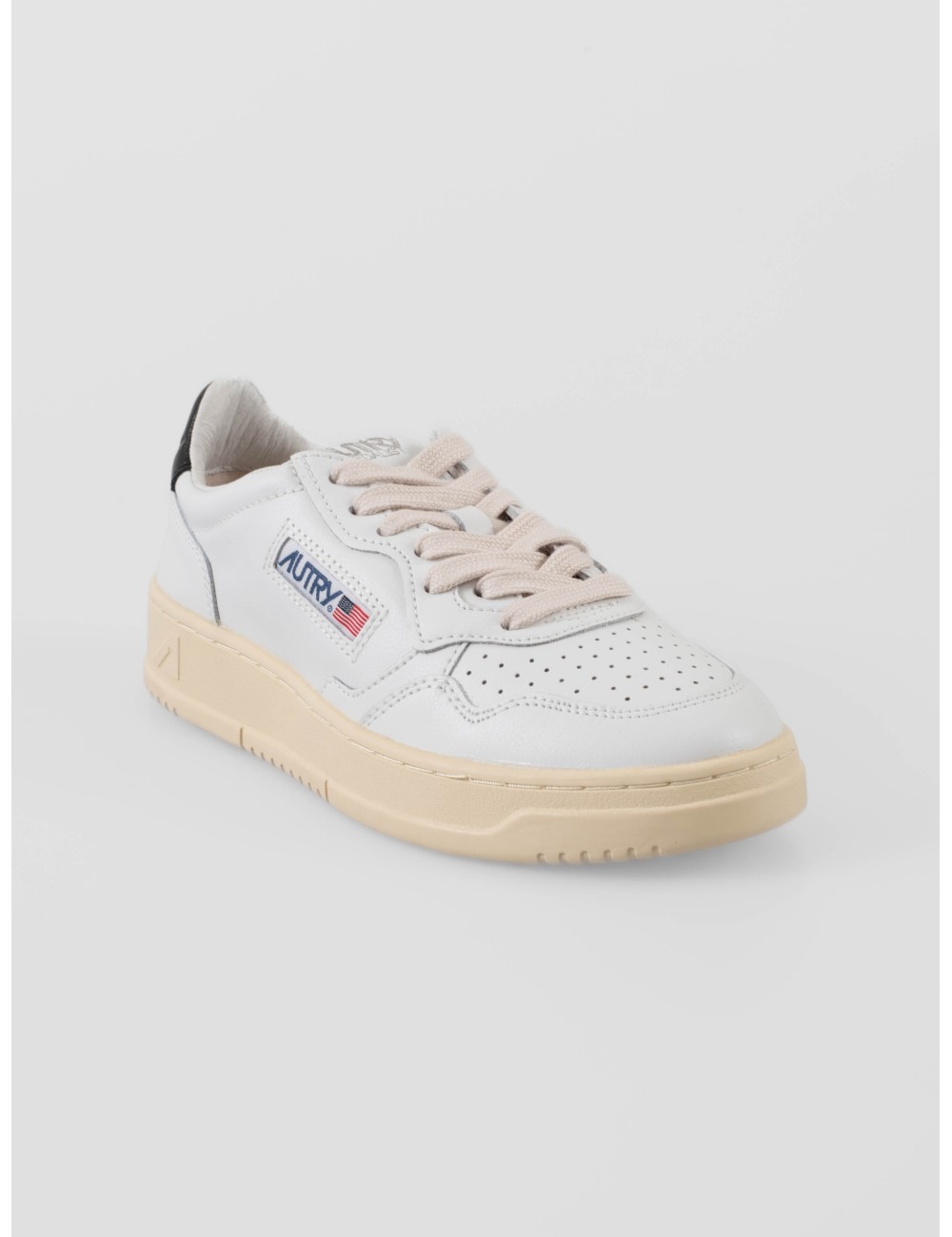 Las zapatillas Low Medalist de Autry fusionan el legado del tenis de los años 80 con un diseño contemporáneo - MARFRANC
