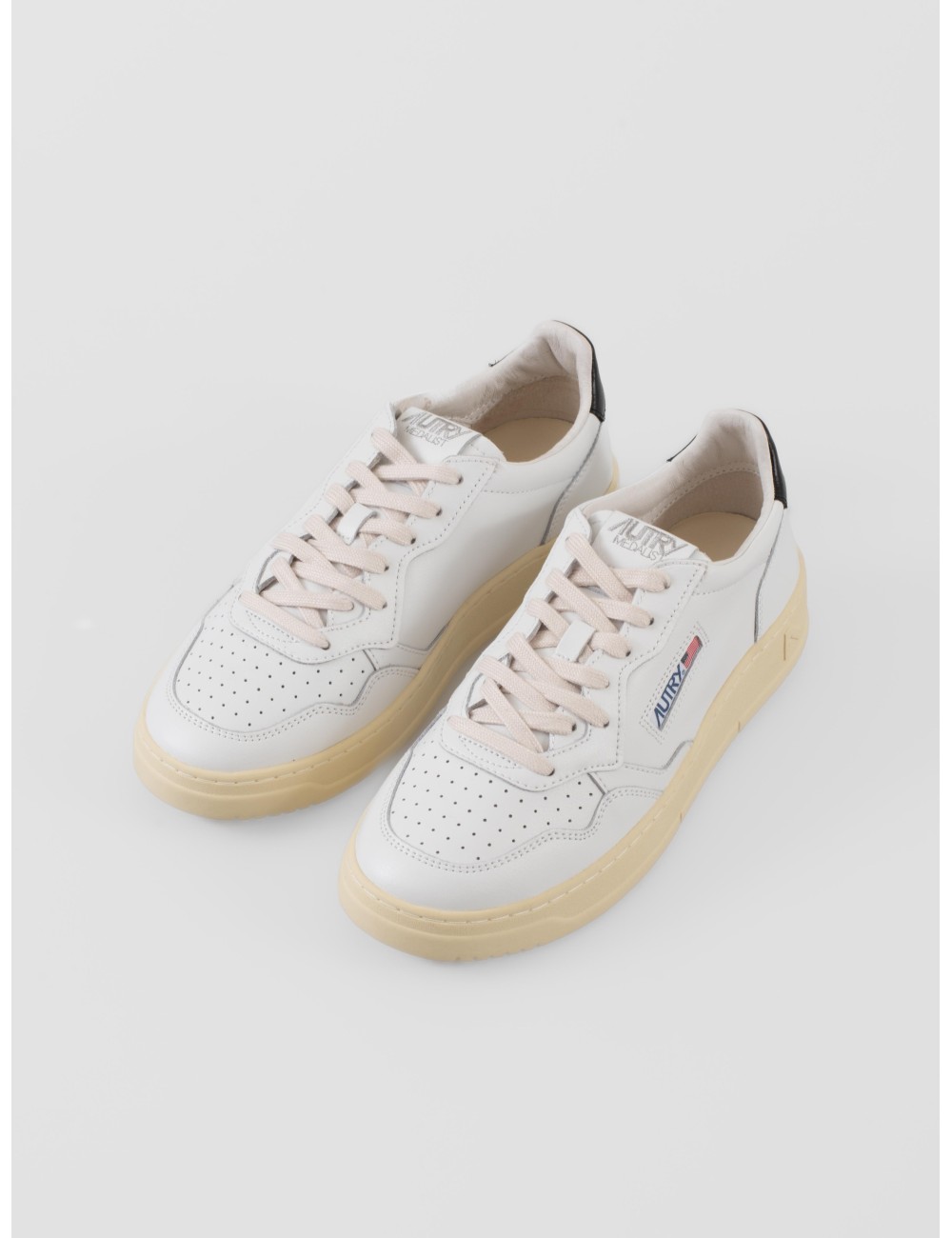 Las zapatillas Low Medalist de Autry fusionan el legado del tenis de los años 80 con un diseño contemporáneo - MARFRANC