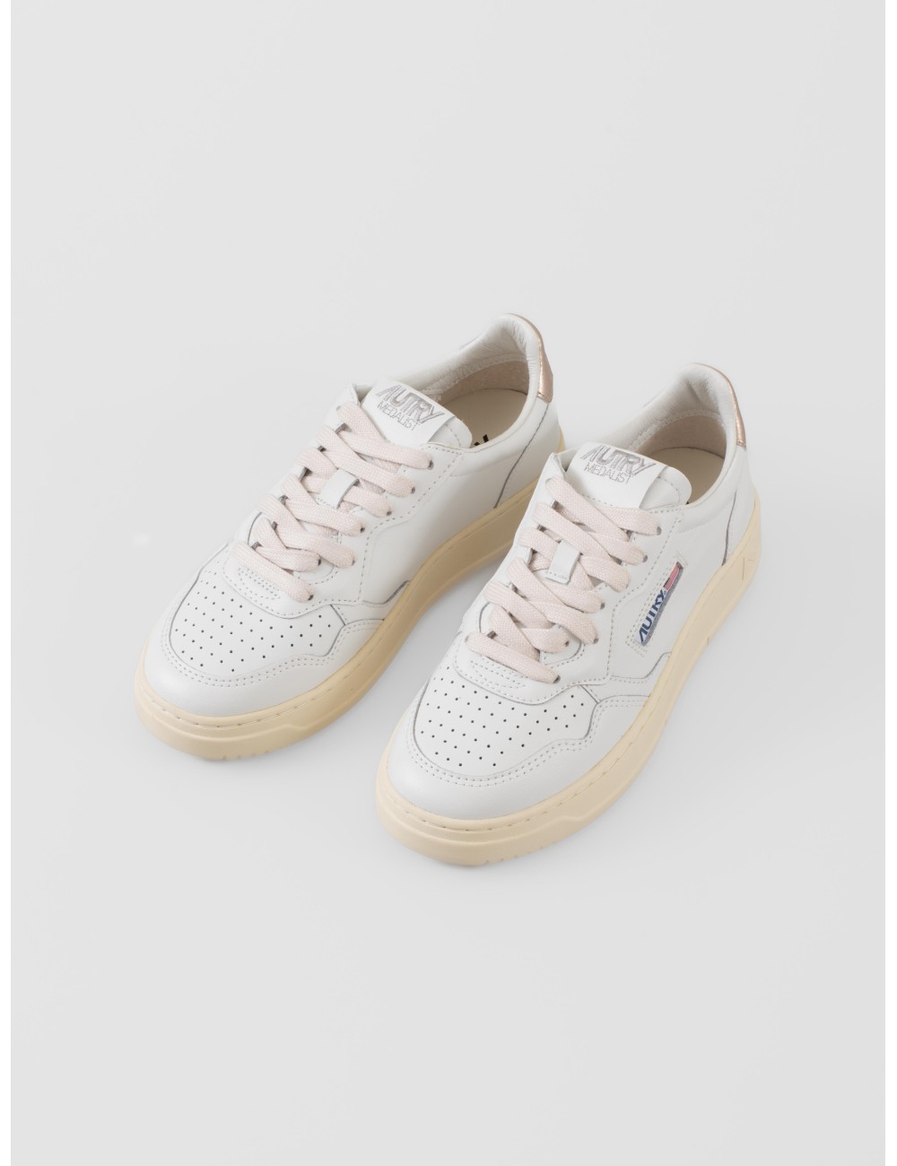 Las zapatillas Low Medalist de Autry fusionan el legado del tenis de los años 80 con un diseño contemporáneo - MARFRANC