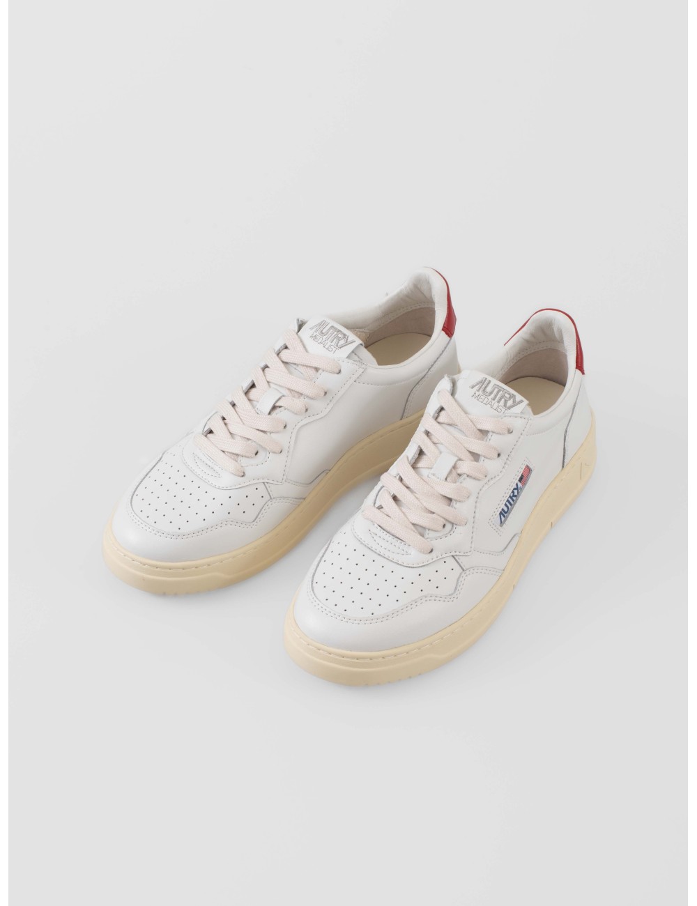 Zapatillas Medalist Low LL21 de Autry para hombre en piel blanca con detalle rojo en el talón - MARFRANC Zapatillas Medalist Low LL21 de Autry para hombre en piel blanca con detalle rojo en el talón - MARFRANC