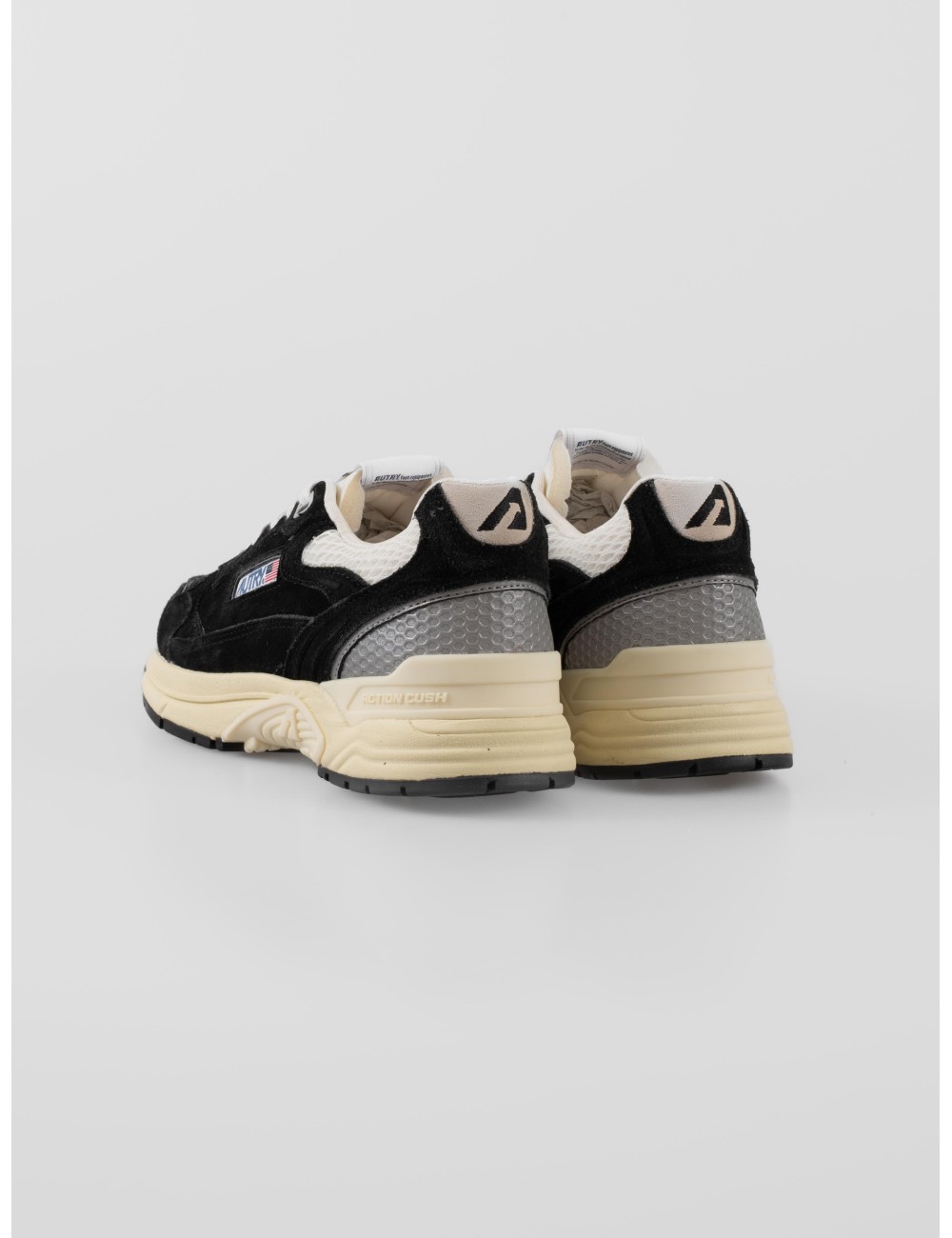 Las zapatillas Autry Hyperway Low UM07 son la fusión perfecta de estilo y comodidad - MARFRANC