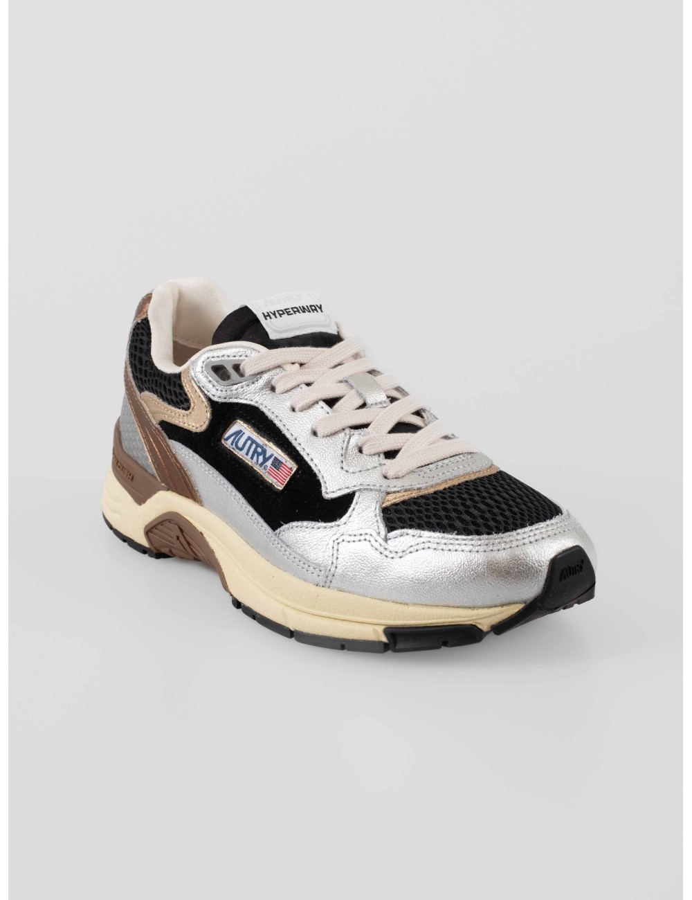 Las zapatillas Hyperway Low EM04  son la perfecta armonía entre diseño vanguardista y funcionalidad - MARFRANC