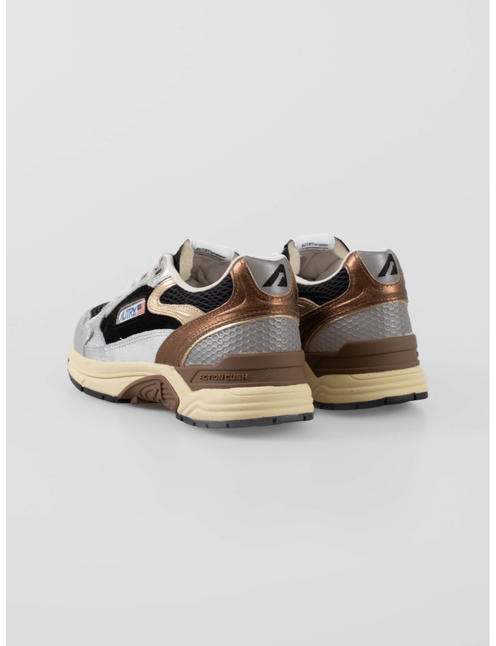 Las zapatillas Hyperway Low EM04  son la perfecta armonía entre diseño vanguardista y funcionalidad - MARFRANC