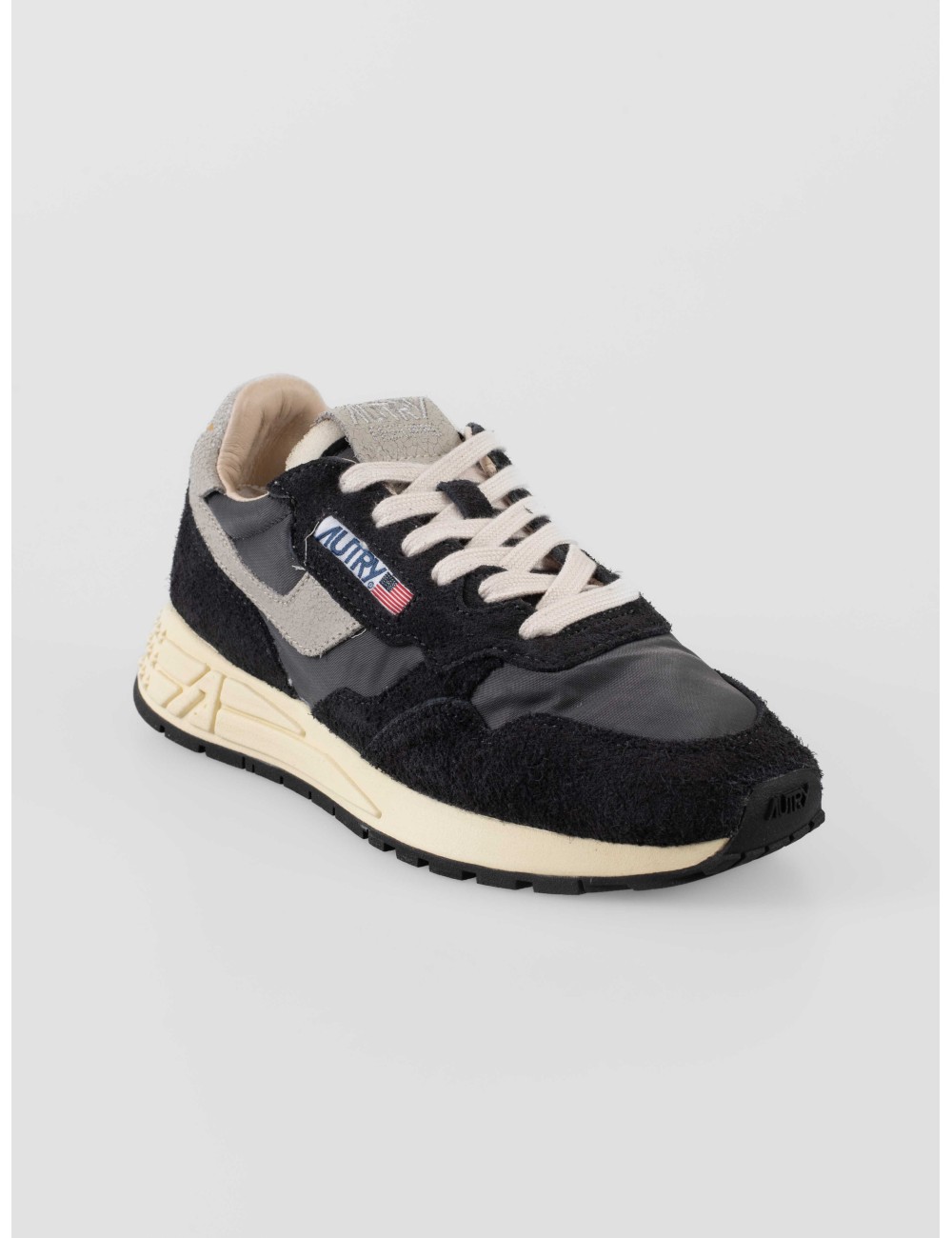 Las zapatillas Reelwind Low NC05 son un icono de estilo sutil y confort - MARFRANC