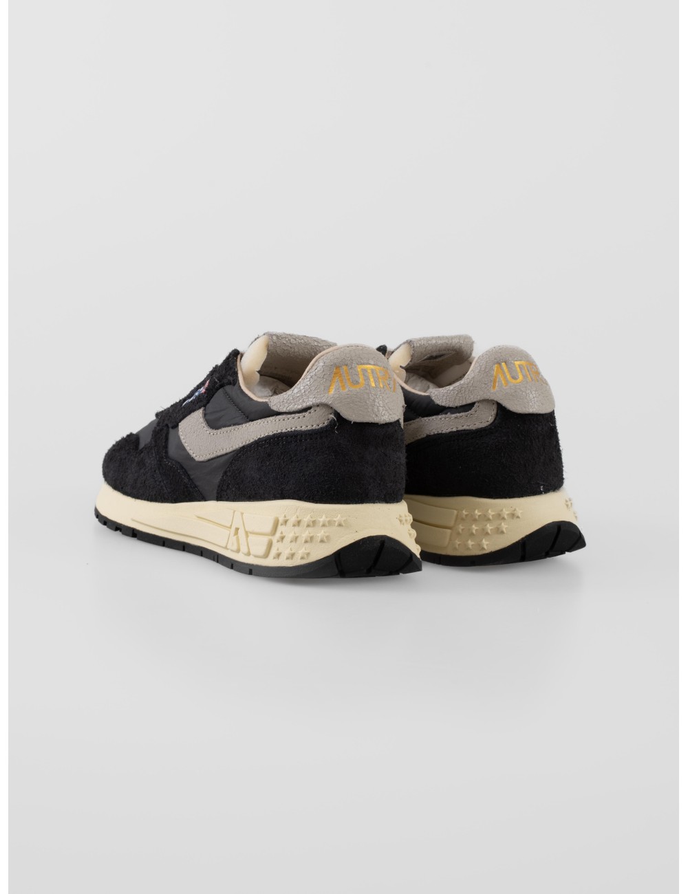Las zapatillas Reelwind Low NC05 son un icono de estilo sutil y confort - MARFRANC
