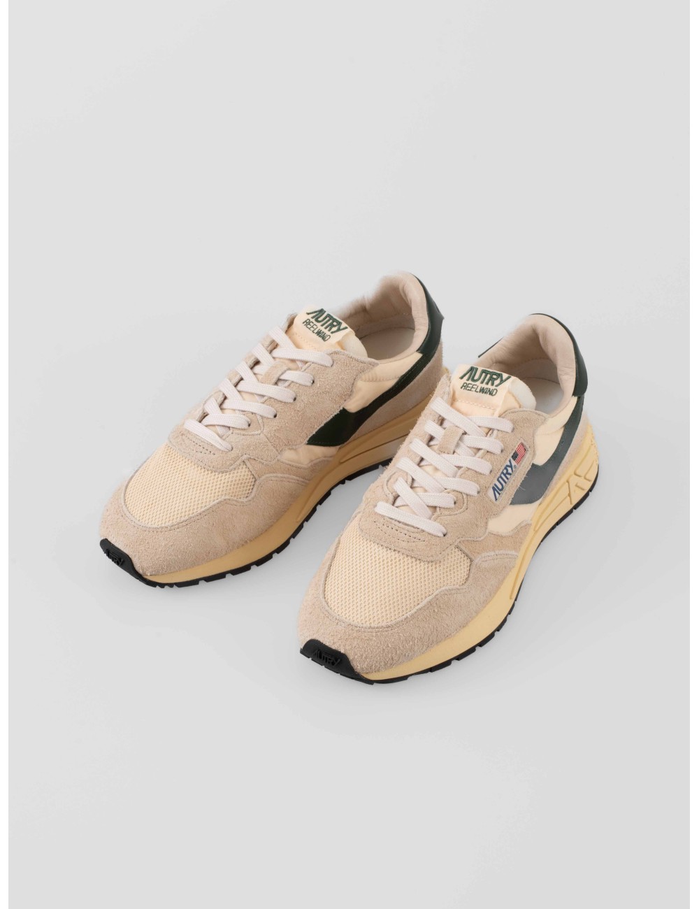 Las zapatillas Autry Reelwind Low UT26 en blanco y verde lima son un icono de estilo fresco y confort - MARFRANC Las zapatillas Autry Reelwind Low UT26 en blanco y verde lima son un icono de estilo fresco y confort - MARFRANC