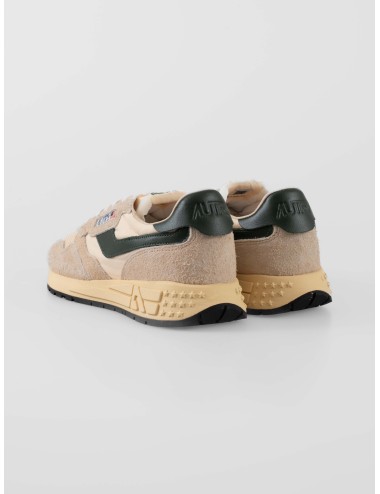 Las zapatillas Autry Reelwind Low UT26 en blanco y verde lima son un icono de estilo fresco y confort - MARFRANC
