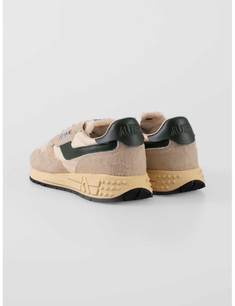 Las zapatillas Autry Reelwind Low UT26 en blanco y verde lima son un icono de estilo fresco y confort - MARFRANC Las zapatillas Autry Reelwind Low UT26 en blanco y verde lima son un icono de estilo fresco y confort - MARFRANC