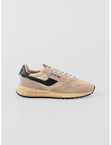 Las zapatillas Autry Reelwind Low UT26 en blanco y verde lima son un icono de estilo fresco y confort - MARFRANC