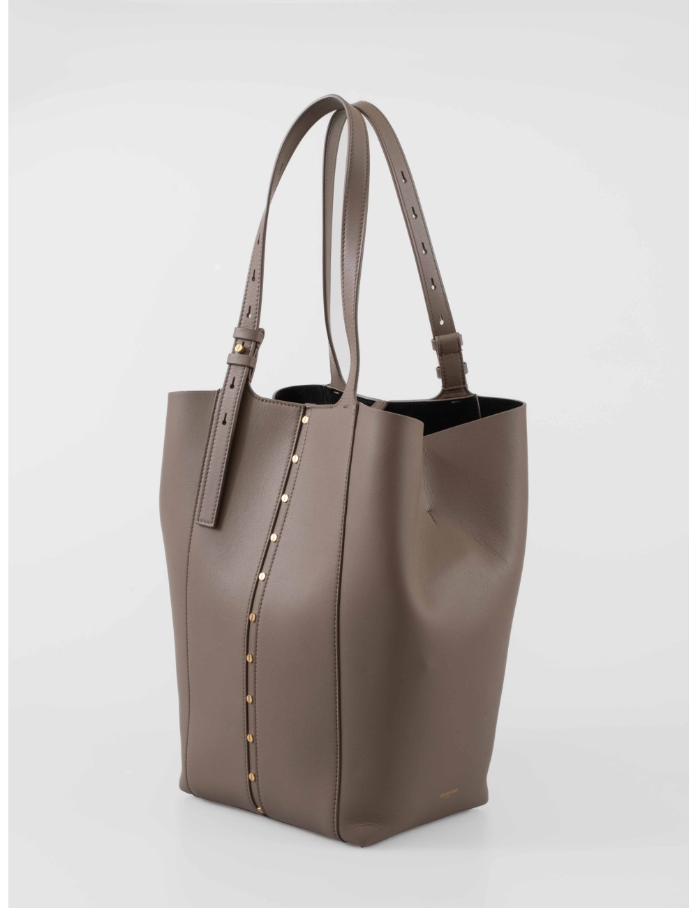 El bolso 24/7 de Golden Goose, confeccionado en piel suave con efecto cepillado y acabado vintage - MARFRANC El bolso 24/7 de Golden Goose, confeccionado en piel suave con efecto cepillado y acabado vintage - MARFRANC