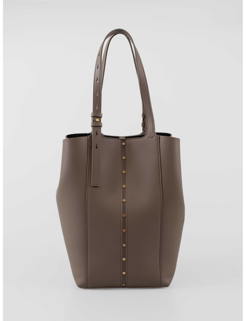 El bolso 24/7 de Golden Goose, confeccionado en piel suave con efecto cepillado y acabado vintage - MARFRANC El bolso 24/7 de Golden Goose, confeccionado en piel suave con efecto cepillado y acabado vintage - MARFRANC