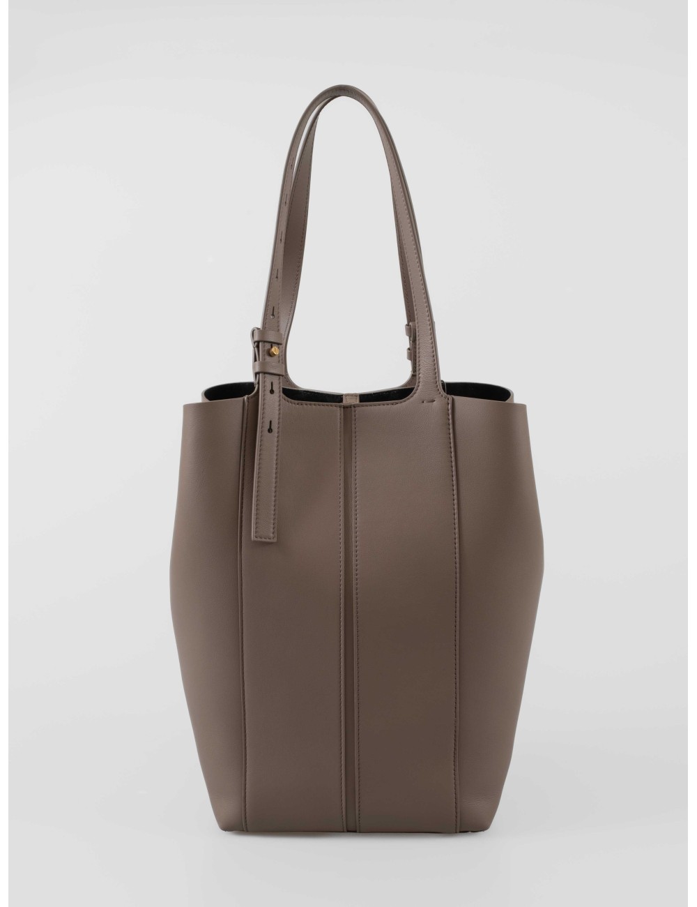 El bolso 24/7 de Golden Goose, confeccionado en piel suave con efecto cepillado y acabado vintage - MARFRANC El bolso 24/7 de Golden Goose, confeccionado en piel suave con efecto cepillado y acabado vintage - MARFRANC