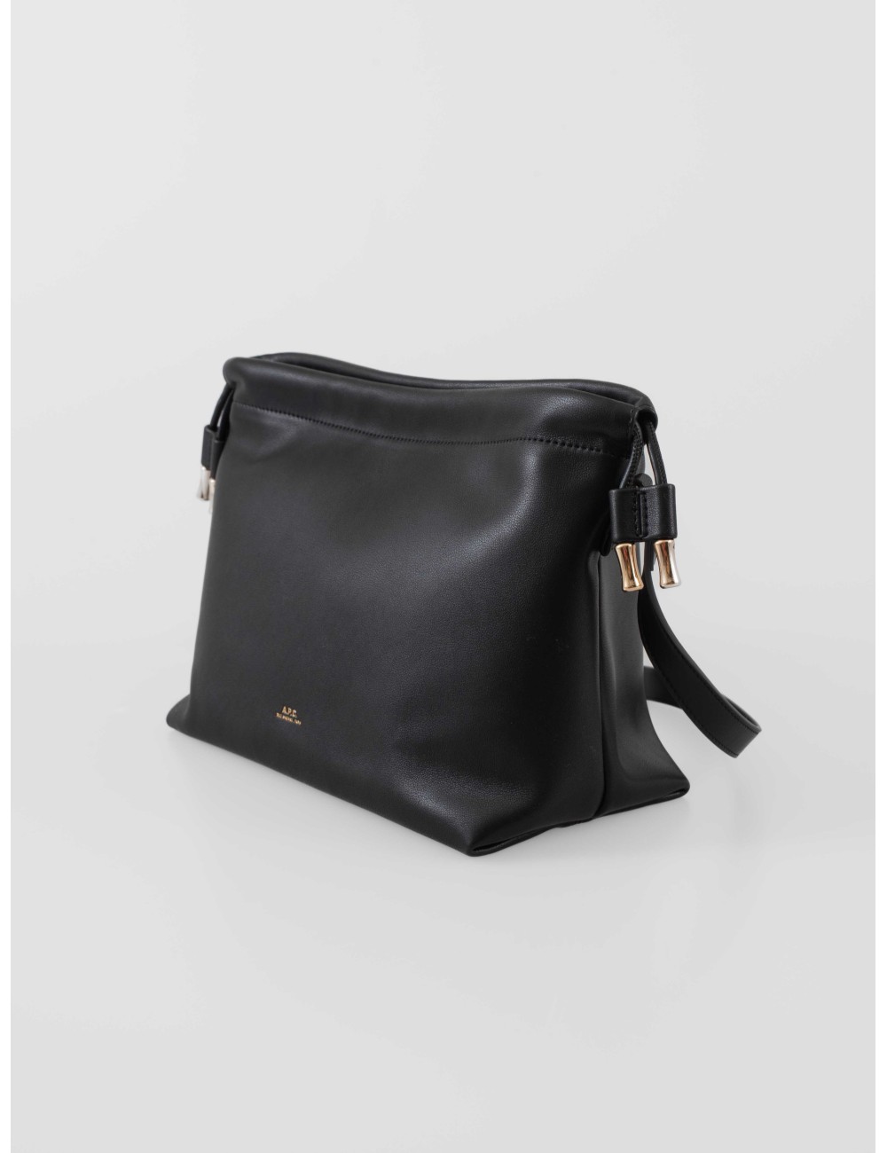 Bolso negro PUAAT de A.P.C. con cierre magnético y diseño minimalista para mujer - MARFRANC