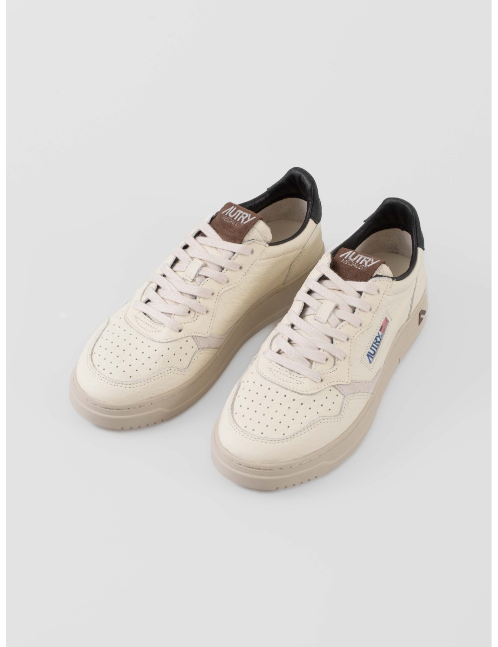 Zapatillas unisex Autry Medalist Low en piel blanca Pinecone con detalles en negro y marrón - MARFRANC
