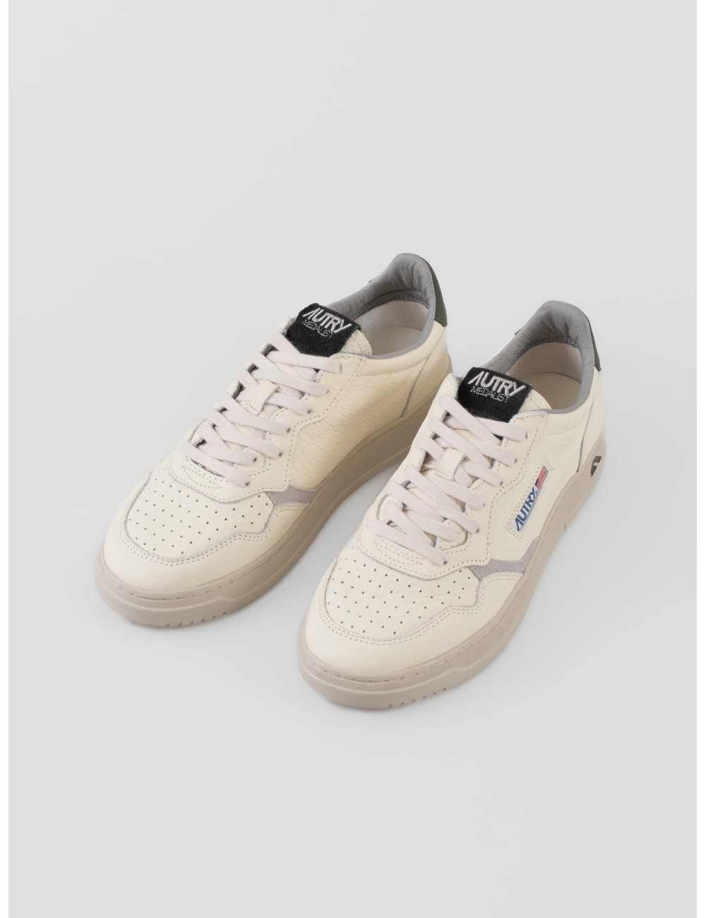 Zapatillas Medalist Low de piel blanca y verde de Autry, un clásico reinventado para el hombre moderno - MARFRANC Zapatillas Medalist Low de piel blanca y verde de Autry, un clásico reinventado para el hombre moderno - MARFRANC