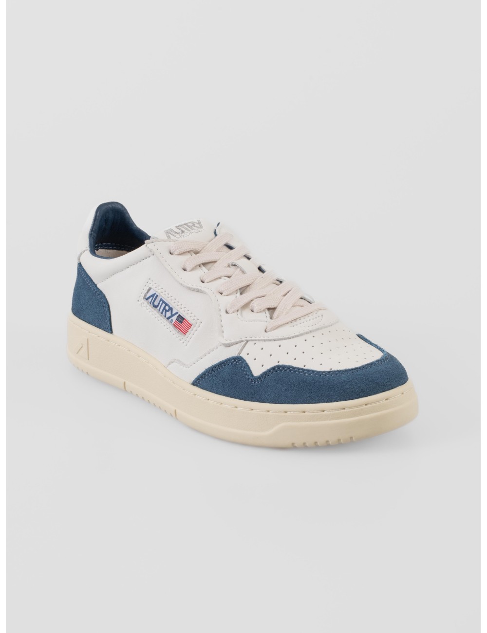 Las Zapatillas Medalist Low de Autry combinan la elegancia atemporal del blanco con el toque vibrante del Capri - MARFRANC Las Zapatillas Medalist Low de Autry combinan la elegancia atemporal del blanco con el toque vibrante del Capri - MARFRANC