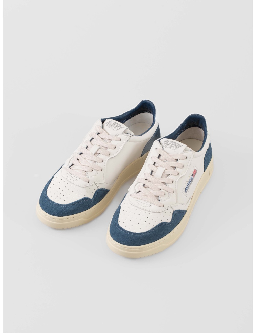 Las Zapatillas Medalist Low de Autry combinan la elegancia atemporal del blanco con el toque vibrante del Capri - MARFRANC Las Zapatillas Medalist Low de Autry combinan la elegancia atemporal del blanco con el toque vibrante del Capri - MARFRANC