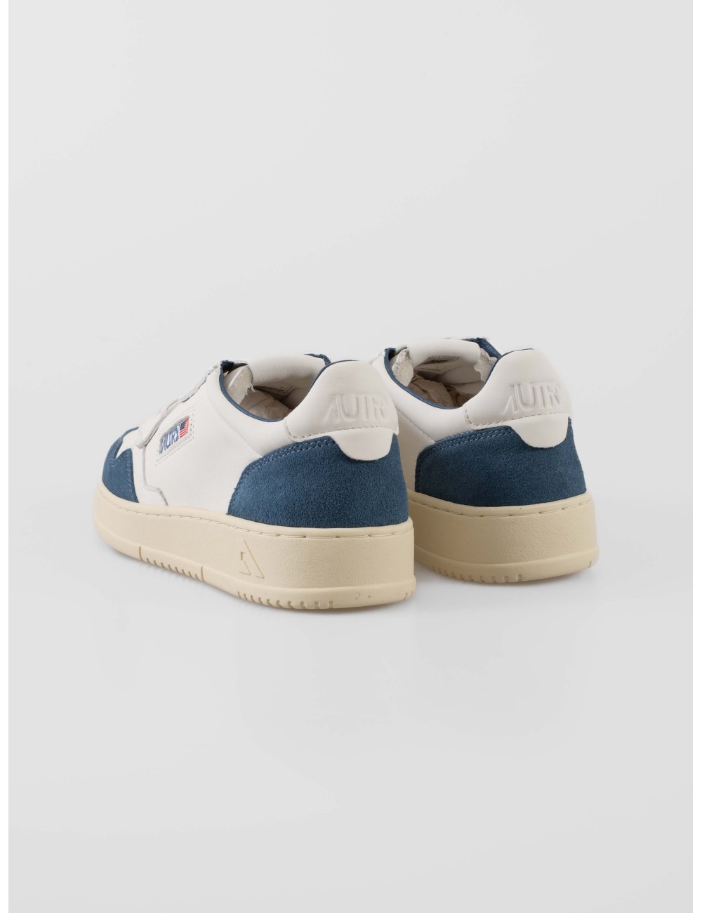 Las Zapatillas Medalist Low de Autry combinan la elegancia atemporal del blanco con el toque vibrante del Capri - MARFRANC Las Zapatillas Medalist Low de Autry combinan la elegancia atemporal del blanco con el toque vibrante del Capri - MARFRANC
