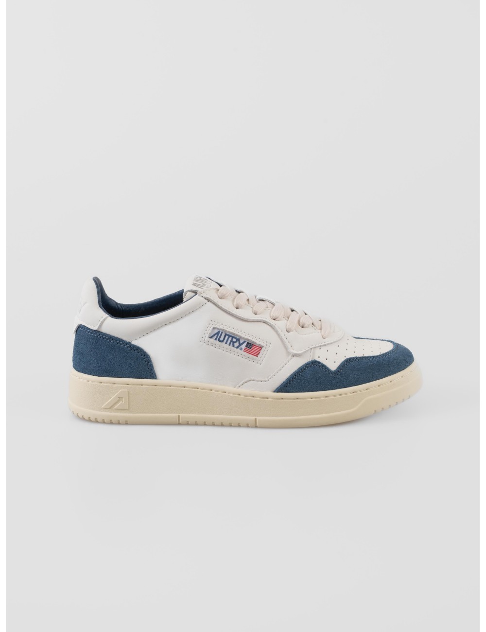 Las Zapatillas Medalist Low de Autry combinan la elegancia atemporal del blanco con el toque vibrante del Capri - MARFRANC Las Zapatillas Medalist Low de Autry combinan la elegancia atemporal del blanco con el toque vibrante del Capri - MARFRANC