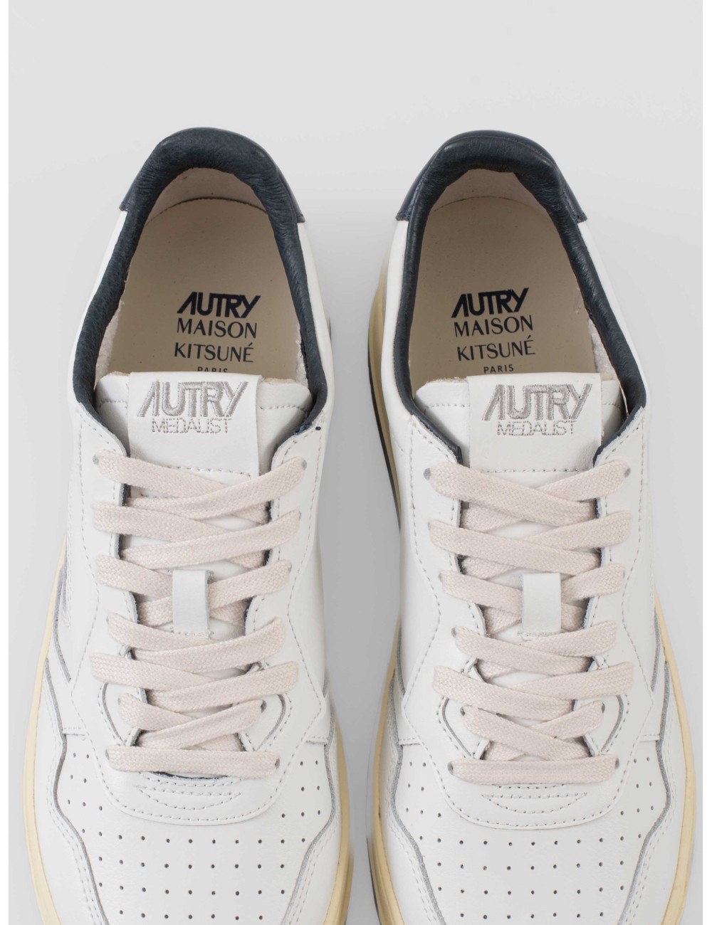 Sneakers Autry Medalist Low Man M Kitsuné hombre White Blue colaboración edición limitada - MARFRANC