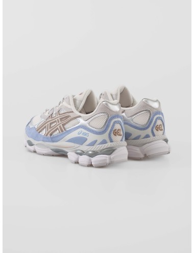 Zapatillas unisex Asics GEL‑NYC en tonalidad Cream/Cloud Grey, con detalles en marrón, plateado y ante azul lavanda - MARFRANC