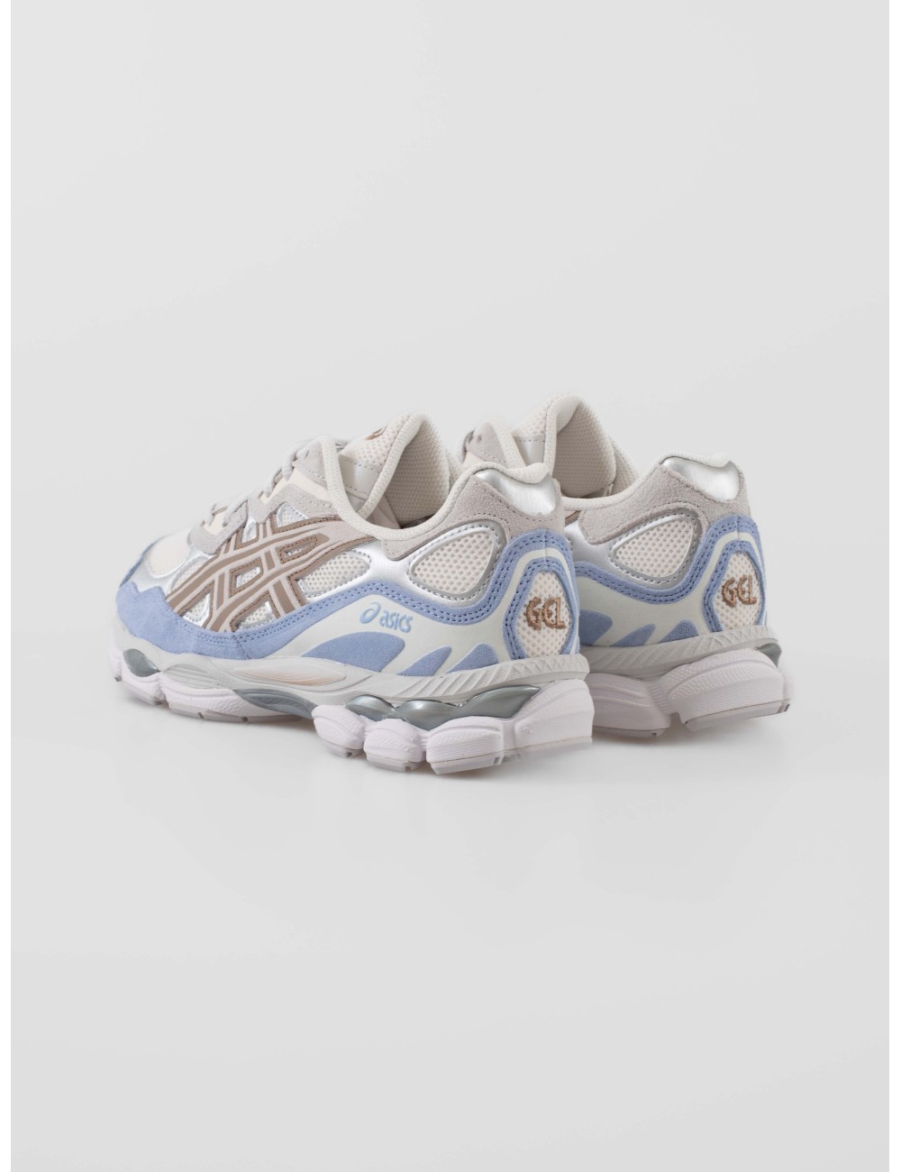 Zapatillas unisex Asics GEL‑NYC en tonalidad Cream/Cloud Grey, con detalles en marrón, plateado y ante azul lavanda - MARFRANC