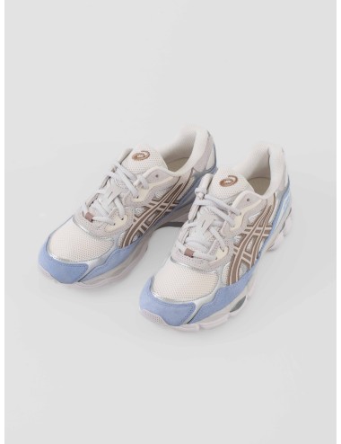 Zapatillas unisex Asics GEL‑NYC en tonalidad Cream/Cloud Grey, con detalles en marrón, plateado y ante azul lavanda - MARFRANC