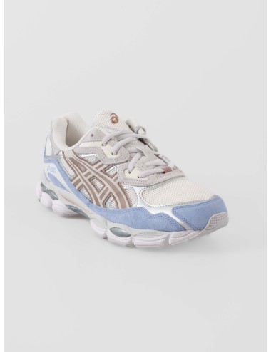 Zapatillas unisex Asics GEL‑NYC en tonalidad Cream/Cloud Grey, con detalles en marrón, plateado y ante azul lavanda - MARFRANC