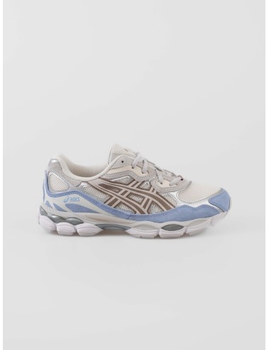 Zapatillas unisex Asics GEL‑NYC en tonalidad Cream/Cloud Grey, con detalles en marrón, plateado y ante azul lavanda - MARFRANC